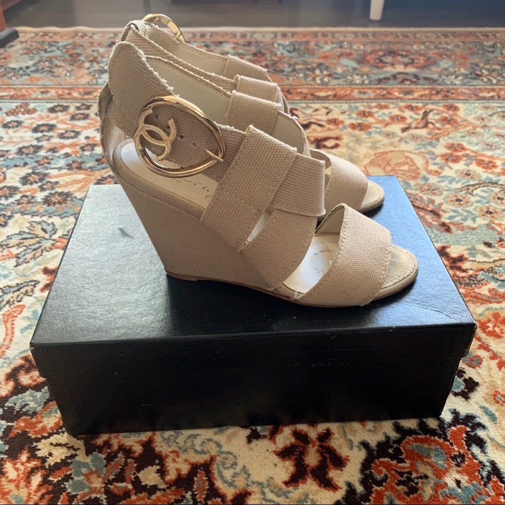 Chanel Summer Linen Wedges with Heart CC buckle - Picture 3 of 6